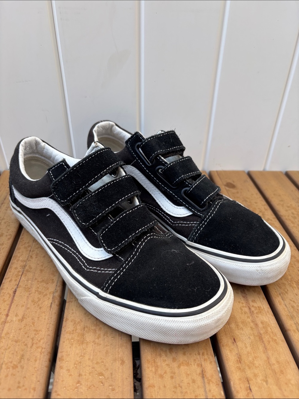 Vans women’s Black and White Velcro Old Skool Sneakers 7.5